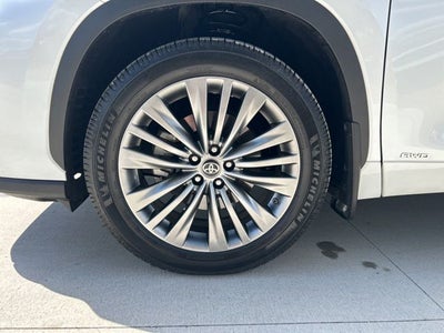 2022 Toyota Highlander Hybrid Platinum