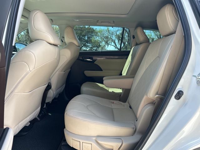 2022 Toyota Highlander Hybrid Platinum