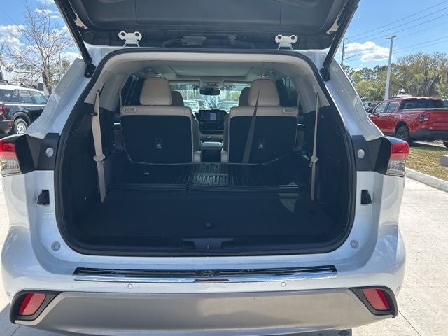 2022 Toyota Highlander Hybrid Platinum