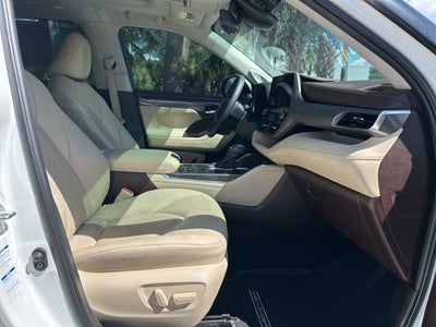 2022 Toyota Highlander Hybrid Platinum