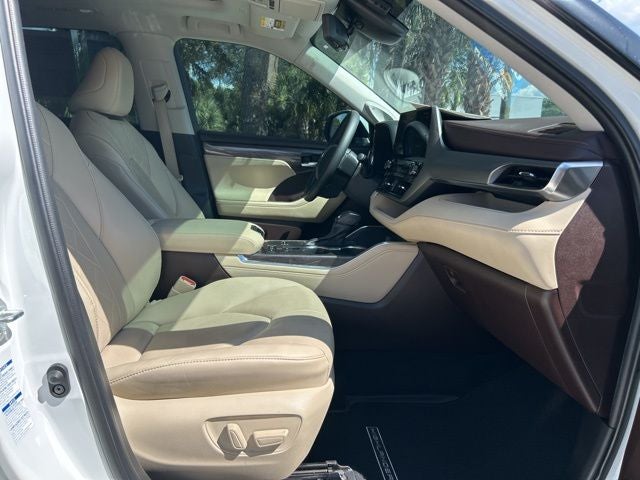 2022 Toyota Highlander Hybrid Platinum