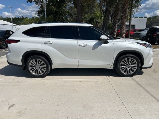 2022 Toyota Highlander Hybrid Platinum