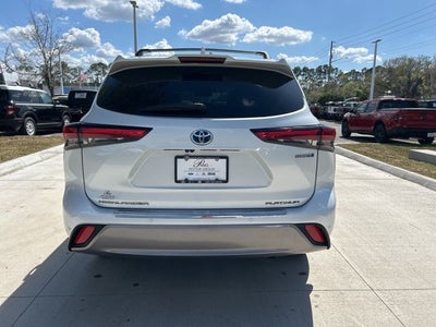 2022 Toyota Highlander Hybrid Platinum
