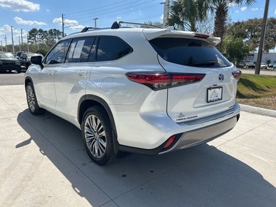 2022 Toyota Highlander Hybrid Platinum