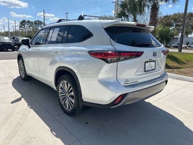 2022 Toyota Highlander Hybrid Platinum