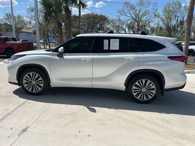 2022 Toyota Highlander Hybrid Platinum