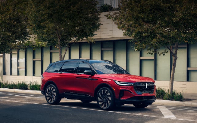 A 2025 Lincoln Nautilus® SUV with an available hybrid powertrain is parked in an urban setting. | Parks Lincoln of Gainesville in Gainesville FL